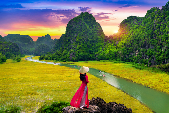 Ninh Binh, vaste rizière au milieu des montagnes